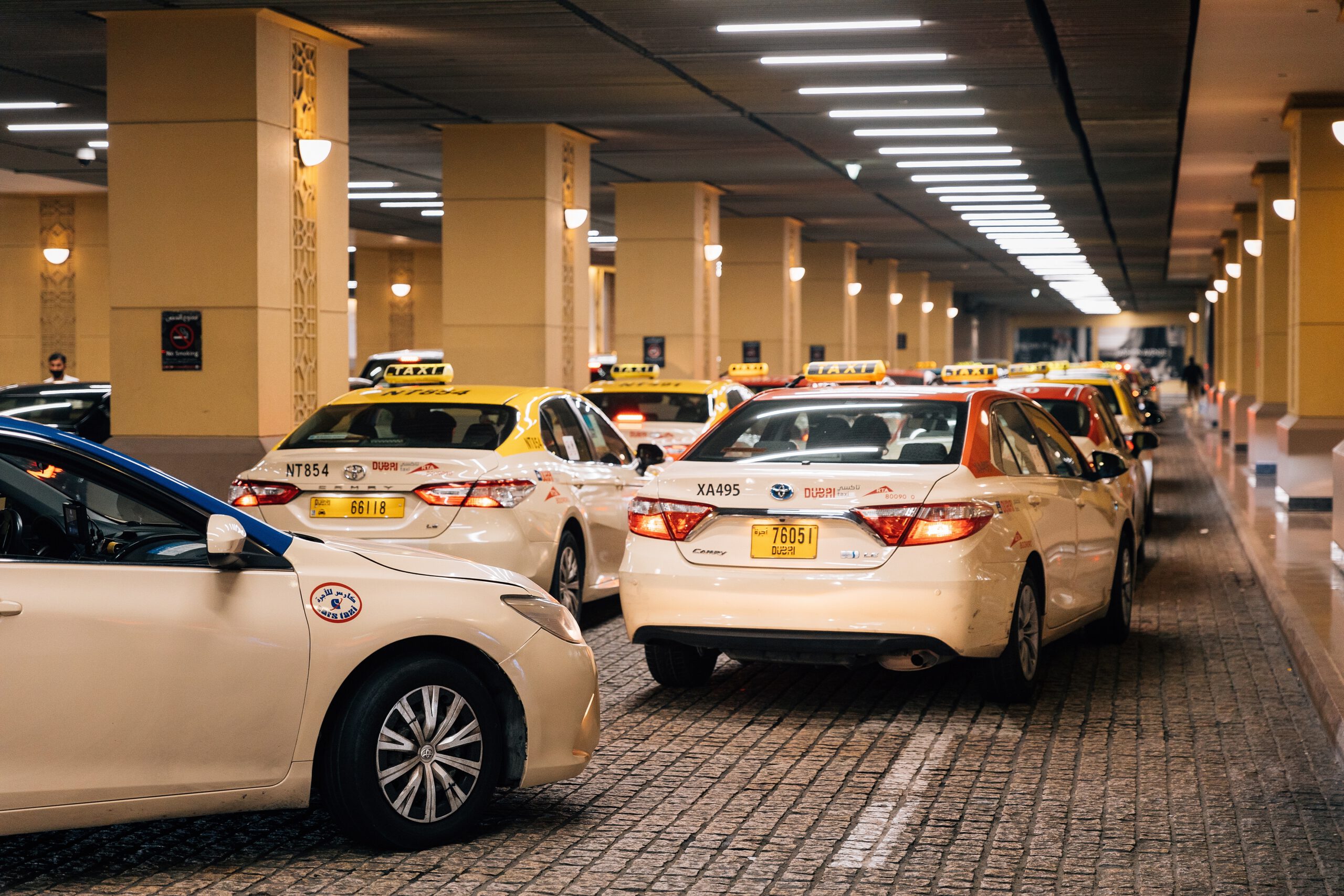 Dubai Taxi - Dubai Mall taxi stand