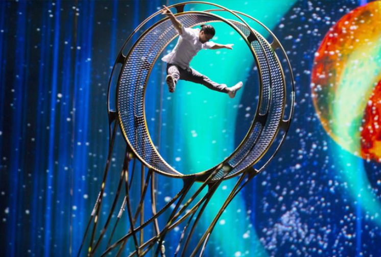 La Perle by Dragone show in Dubai - Acrobat