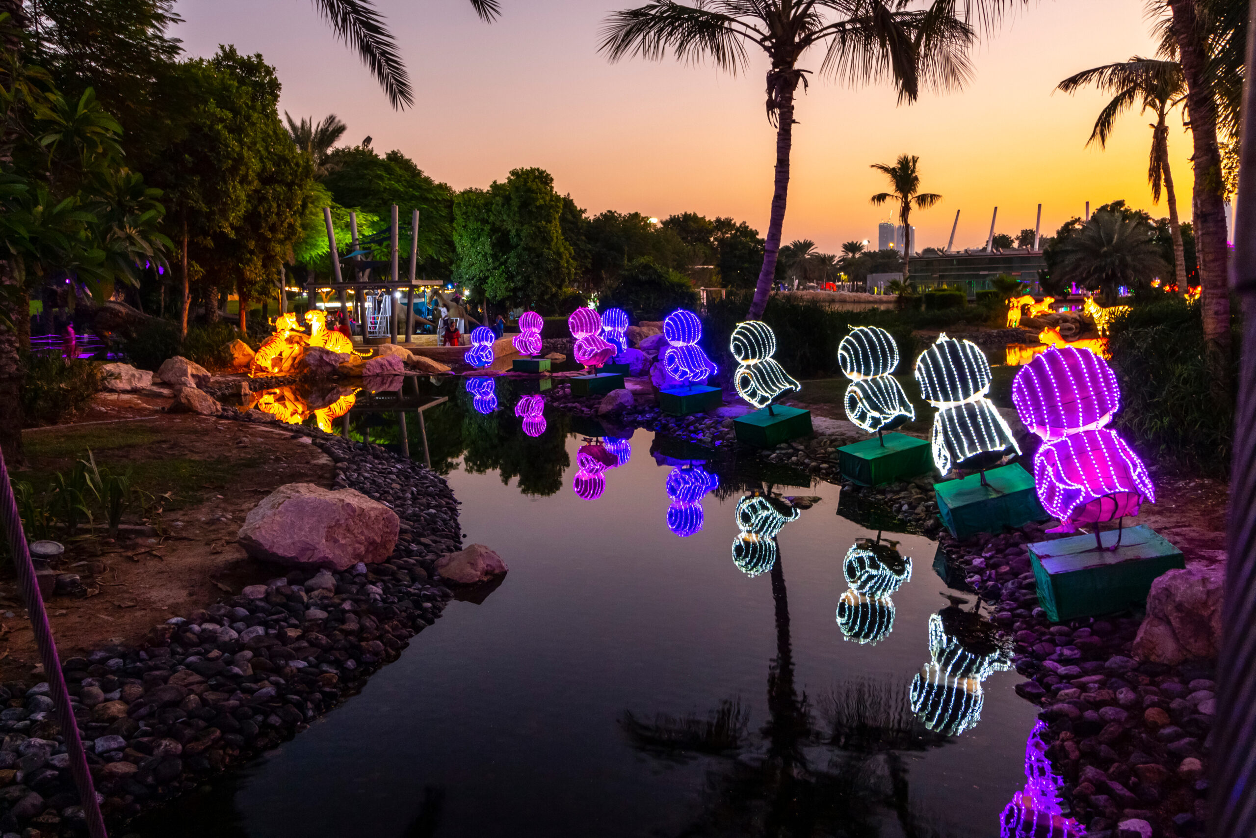 Dubai Garden Glow - Glowing figures