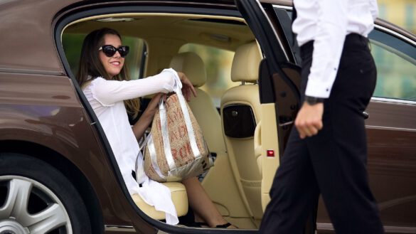 Dubai airport transfers - Female passenger